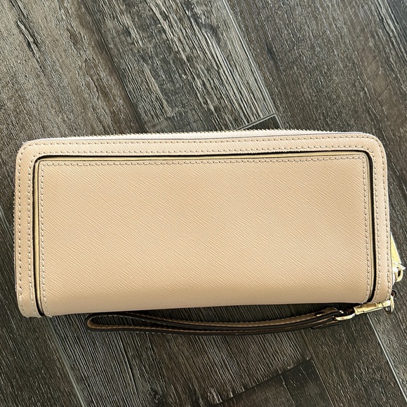 Michael Kors Continental Frame Out Wallet - Picture 7 of 8